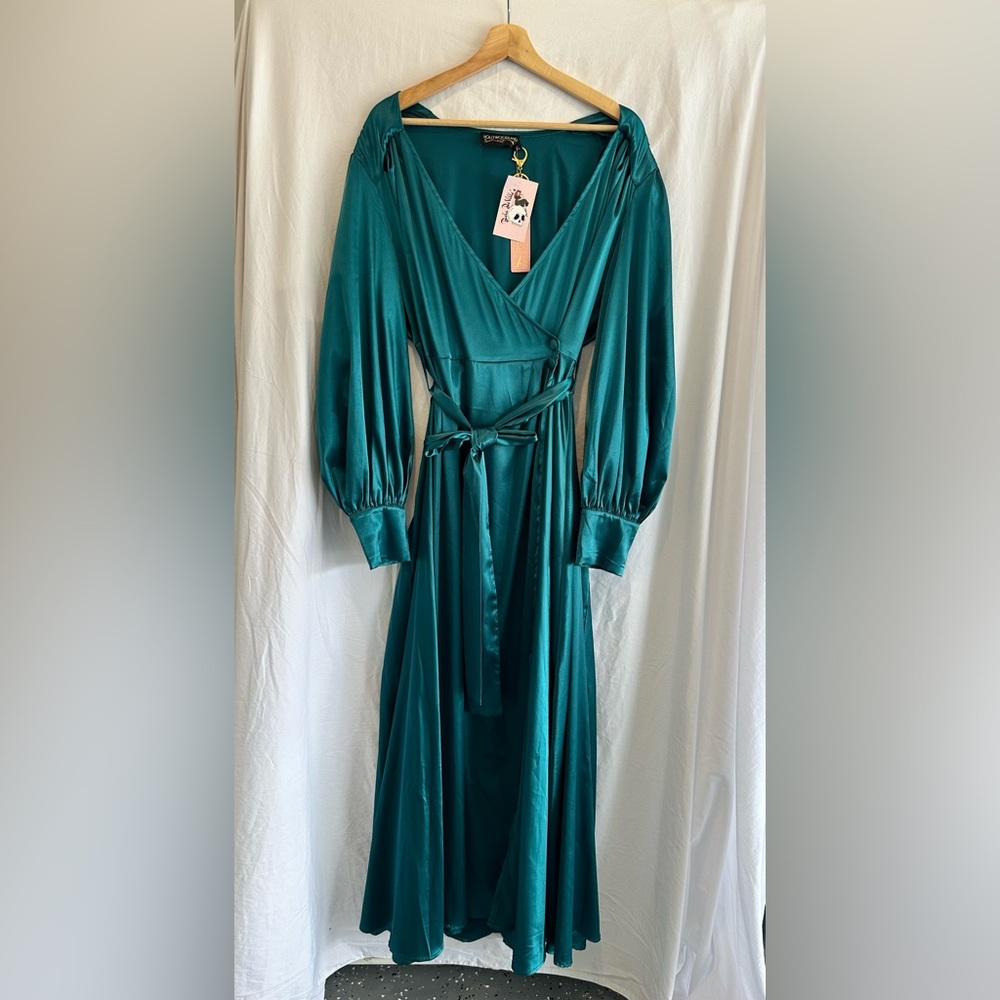 GORGEOUS satin floor-length gown